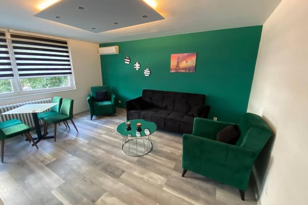 Apartman Omar Stan Na Dan Besplatan Parking SJJ Exterior foto