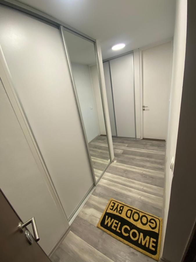 Apartman Omar Stan Na Dan Besplatan Parking SJJ Exterior foto